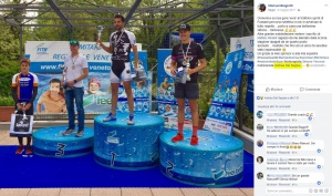 Manuel Biagiotti thanks his technical staff, including nutritionist Dr. Andrea Del Seppia, after achieving the first place at the Fumane Sprint Triathlon 2017